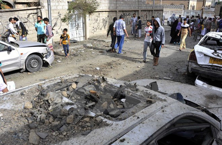 Những căn nhà bị phá hủy trong các cuộc không kích của liên quân xuống một khu vực dân cư ở thủ đô Sanaa.